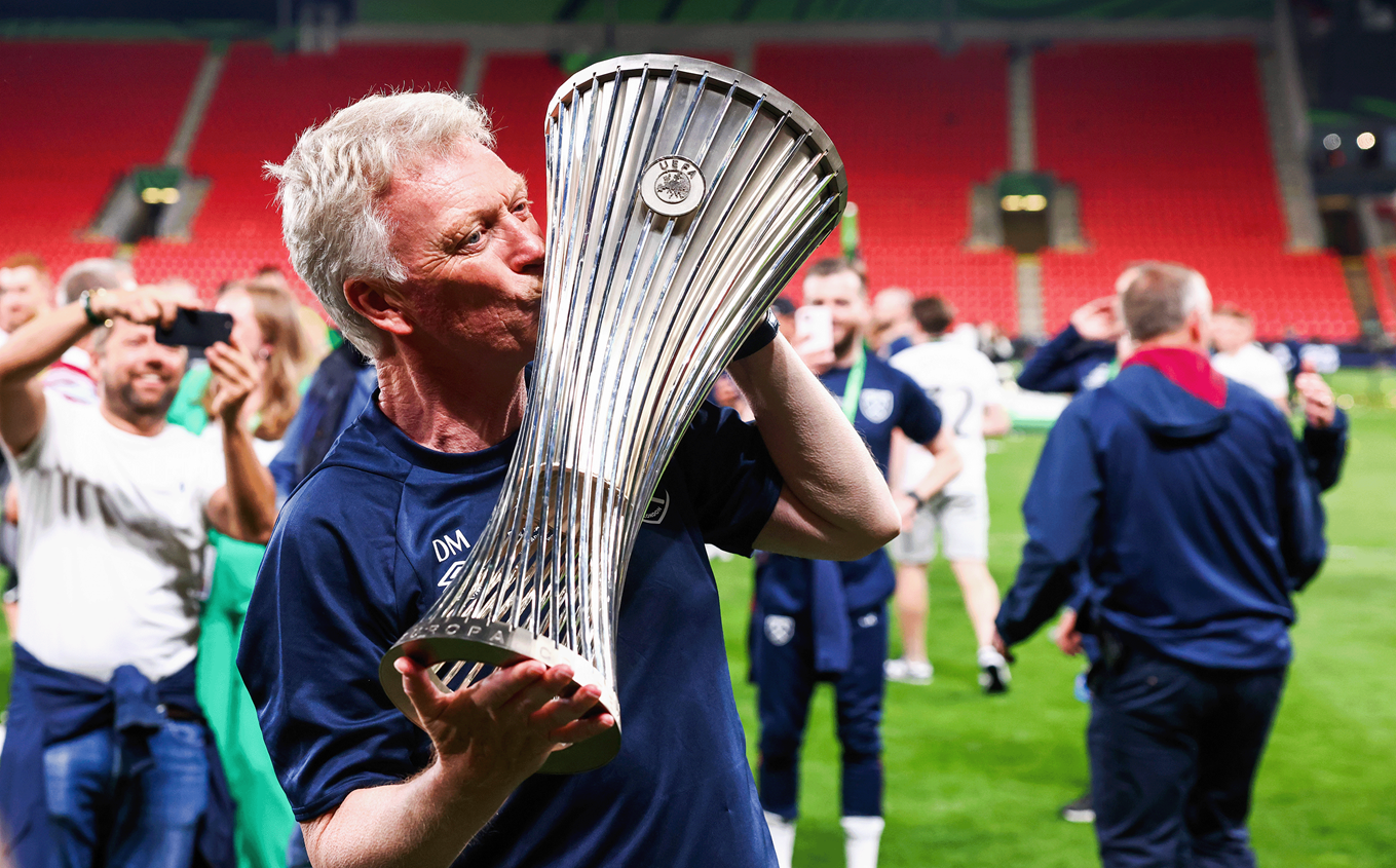 David Moyes kissing the UEFA Europa Conference league trophy in 2023.